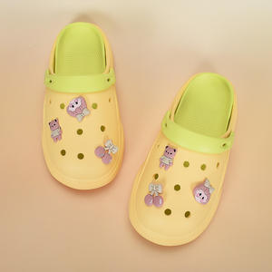By-1610 Cherry Girl Crocs Clogs, zapatos de playa de verano con plataforma de color amarillo y verde caramelo para mujer, tacón de 3cm, para las cuatro estaciones - Product Image 1