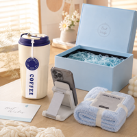 Ensemble cadeau lifestyle avec logo personnalisé, comprenant un serviette de visage douce, un gobelet de voyage, un kit de manucure et des accessoires portables, plusieurs combinaisons possibles