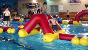 AquaHurdle, Obstáculo Inflable para Piscina, Desafío <span class=keywords><strong>de</strong></span> Agilidad para Parques Acuáticos, Fiestas en la Piscina y Actividades Acuáticas para Niños - Product Image 3