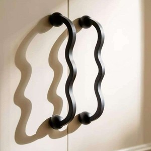 Wellenförmiger Griff im französischen Stil, Vintage-Messing, geschmiedet, oberflächenmontiert, für Schranktüren, Kleiderschränke, Designer-inspirierte, leicht luxuriöse Schubladengriffe - Product Image 3