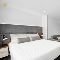Ensemble de meubles de chambre d'hôtel haut de gamme, lit king size avec tête de lit rembourrée en tissu, suite complète