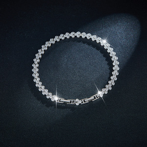 Collier et bracelet à breloques géométriques en moissanite faits à la main, collection All Fashions Clover, vente en gros, pour les fêtes - Product Image 2