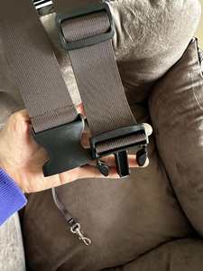 Cama cálida con correa de seguridad para mascotas, bolso de asiento elevador de viaje de cuero de lujo con diseño multifunción, cinturón de seguridad y correa para perros - Product Image 5