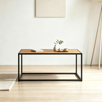 Table basse industrielle polyvalente avec structure en métal noir robuste et plateau en MDF mélaminé pour salon et usage résidentiel