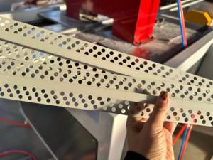 Ligne de production d'extrusion de cornières en PVC de bonne qualité pour la fabrication de cornières en stuc, de plâtre mural, de cloisons sèches, de carreaux de céramique, de rainures pour les bords - Product Image 2