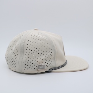 Casquette de sport unisexe 5 panneaux en PVC et caoutchouc, personnalisable, haute qualité, pour cyclisme et alpinisme, avec design perforé découpé au laser et tissu imprimé - Product Image 3