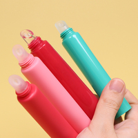 Tubes de brillant à lèvres personnalisés en gros, logo unique, vegan, sans cruauté, parfums fruités, soin, baume à lèvres teinté avec des breloques