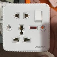 Enchufe de Pared de 5 Orificios con Indicador Luminoso, Color Sólido, Fácil Instalación, Interruptor Cerrado, Voltaje Máximo 250V, Corriente Máxima 13A