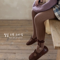 Chaussettes hautes pour bébé en coton tricoté européen, nouvelle conception, vente en gros, pompon mignon personnalisé, chaussettes longues côtelées pour enfants, usine WUYANG
