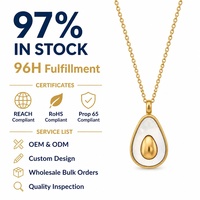 Collier en acier inoxydable plaqué or 18 carats avec pendentif coquille d'avocat mignon, prêt à être expédié en gros pour l'été