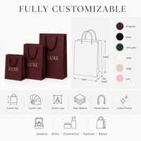 Sac cadeau en papier bordeaux de luxe avec logo en feuille d'or, poignées en corde torsadée renforcées, artisanat exquis