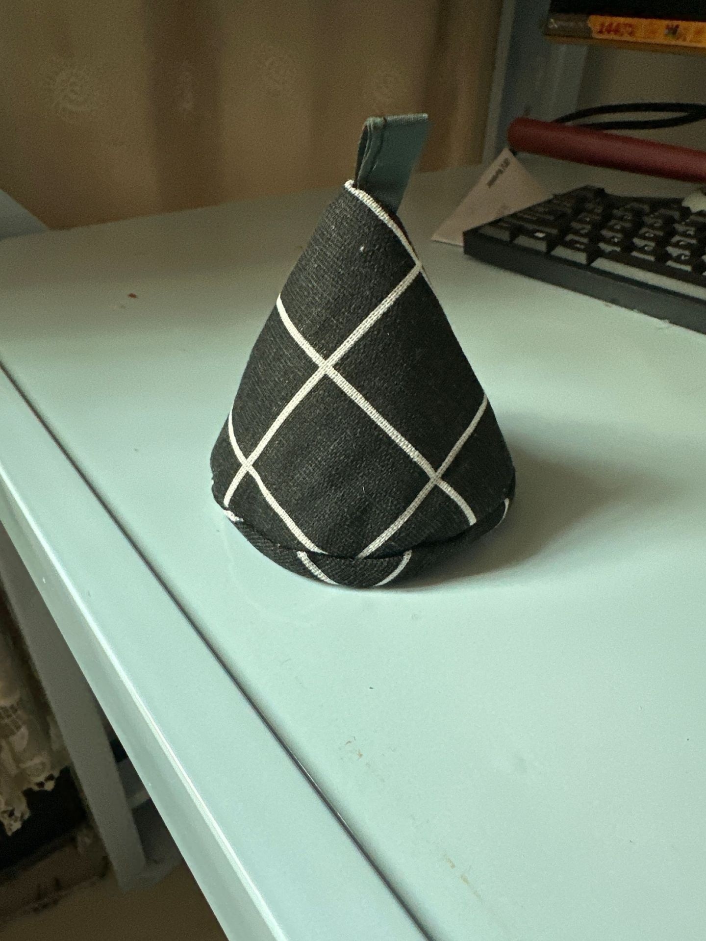 Chapeau triangulaire à grille noire (1 pièce)