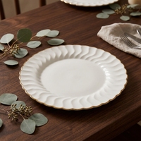 Assiettes de Présentation Personnalisées en Plastique Écologique de 13 Pouces avec Bord Doré – Vente en Gros pour Fêtes, Mariages, Traiteur et Décoration de Table