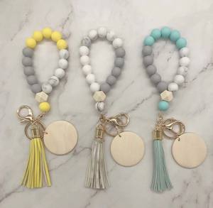 พวงกุญแจห้อยพู่ทำจากไม้เปล่าลายโมโนแกรมลูกปัดซิลิกอน - Product Image 2