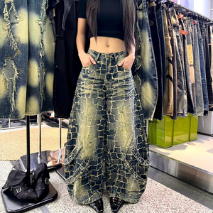 Jean large imprimé crocodile, denim délavé vintage, détails strass, pantalon streetwear pour femme - Product Image 1