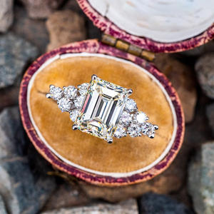 Anello di Fidanzamento Q205 per Donna con Diamante Taglio Smeraldo, Diamante Naturale, Stile Classico, Fascia in Oro Bianco 14K - Product Image 3