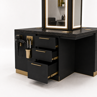 Mobiliario de Lujo para Salón de Belleza, Diseño Personalizado, Estaciones de Estilismo en Negro y Dorado, Superficies con Aspecto de Piedra y Espejos LED