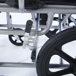 Fauteuil roulant manuel pliable, léger et portable, avec siège et dossier en maille noire pour une utilisation en extérieur - Product Image 3