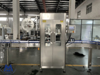 Machine d'étiquetage automatique à grande vitesse pour bouteilles rondes de boissons minérales avec manchon rétractable