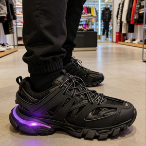 Baskets de sport lumineuses à LED en polyuréthane, respirantes en maille, pour la marche décontractée et la course, style mode - Product Image 1