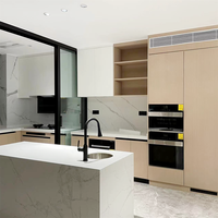Meubles de cuisine modernes personnalisés et îlot avec portes vitrées, conception modulaire pour salle à manger et cave à vin, robinet inclus