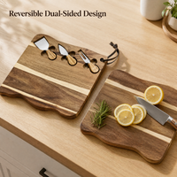 Planche à découper en bois rectangulaire avec extrémités ondulées festonnées, 3 emplacements pour couteaux à fromage, sangle en cuir et bande décorative