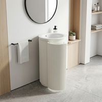 Meuble de salle de bain moderne sur pied avec vasque en céramique, design incurvé cannelé, étagères de rangement ouvertes, mobilier d'hôtel sur mesure
