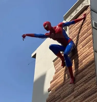 Personalizado famoso super-herói filme personagem spiderman escultura fibra de vidro vida tamanho estátua resina alta qualidade figura à venda