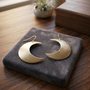 Boucles d'oreilles pendantes créoles lune en laiton plaqué or faites à la main, style bohème ethnique vintage tendance, idéales pour un cadeau - Product Image 4