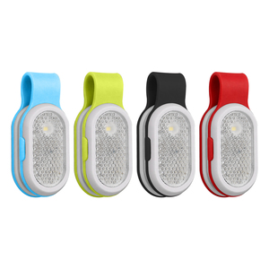 <span class=keywords><strong>Lampe</strong></span> de sécurité LED 2-en-1 à clipser <span class=keywords><strong>pour</strong></span> la course nocturne, la marche en extérieur, le cyclisme, et comme lumière d'avertissement réfléchissante <span class=keywords><strong>pour</strong></span> sac à dos - Product Image 1