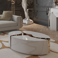 Table basse extérieure laquée blanche et intérieur en laiton poli, inspirée des formations karstiques, meubles de salon