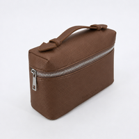 Sac de toilette de luxe en cuir PU texturé avec logo gaufré, double fermeture éclair, poignée supérieure, pour femme, idéal pour les voyages