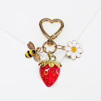 Porte-clés en métal en forme de cœur fraise mignon, fait main, breloque transfrontalière pour sac de fille, vente en gros