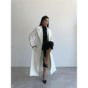 Gabardina de cuero acolchada para mujer en color blanco - Product Image 2