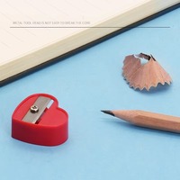 Taille-crayon manuel en plastique en forme de cœur personnalisé pour enfants, fournitures de papeterie scolaire et de bureau colorées