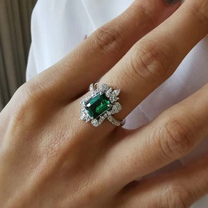 Anello di fidanzamento da donna con smeraldo quadrato a forma di principessa, gioiello da dito con corona floreale - Product Image 2