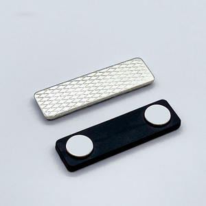 Portatarjetas de nombre magnético de alta calidad con placa trasera de acero Insignia adhesiva en blanco con 2 imanes fuertes - Product Image 3