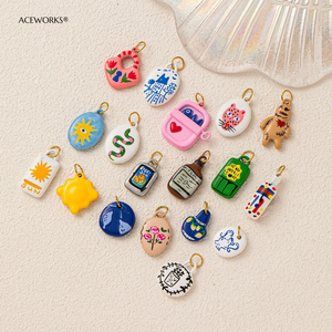 L'envie de jouir de la vie, à l'heure de la rétrogigue enfantine |   Pendentif en émail peint à la main en acier inoxydable plaqué or 18K PVD, imperméable, hypoallergénique, durable - Product Image 3