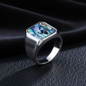 Anillo de Sello Yunnique de Acero Inoxidable 316 con Concha de Abulón para Hombre, Tono Plateado, Iridiscente, Inspirado en el Océano, Estética Masculina Audaz y Elegante - Product Image 1
