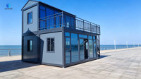 Maison préfabriquée en conteneurs à deux étages, structure en acier modulaire, maison mobile en conteneurs détachée avec balcon et grande fenêtre en verre