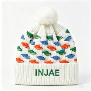 หมวกบีนนี่ถักไหมพรมสีสันตัดกันแบบกำหนดเอง พร้อมปอมปอม ปักโลโก้ INJAE หมวกไหมพรมถักขอบพับอุ่นสบายสำหรับฤดูหนาว ขายส่งหลายแบบ รับผลิตแบบ OEM ODM - Product Image 1