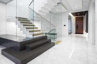 Escalier en zigzag intérieur avec balustrade en verre entièrement transparente