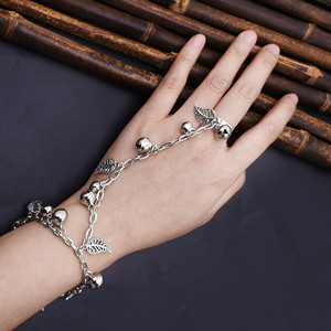 <span class=keywords><strong>Bracciale</strong></span> da Danzatrice in Lega Placcato Argento <span class=keywords><strong>con</strong></span> Anello e Catena da Dito, Stile Etnico alla Moda, <span class=keywords><strong>con</strong></span> Foglie a Campana Intagliate - Product Image 4