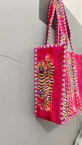 Bolso de mano de terciopelo con estampado de tigre rosa, diseño moderno, bolso de compras con parte superior abierta, bolso de mano para mujer para todas las estaciones - Product Image 3