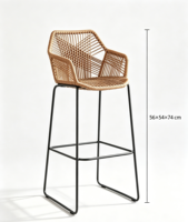 Tabouret de bar moderne en tissu avec assise et dossier en corde tressée, accoudoirs, structure en métal noir, hauteur de comptoir pour cuisine et salon