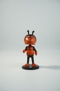 Figura Decorativa Personalizada de <span class=keywords><strong>Abeja</strong></span> en Poliresina Pintada a Mano, Ecológica, para Club Escolar, Logotipo de Equipo Deportivo, Decoración de Escritorio - Product Image 6
