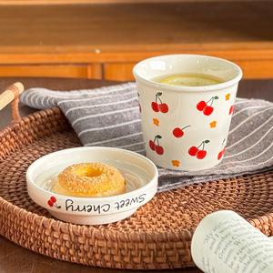 แก้วกาแฟเซรามิคลายเชอร์รี่น่ารักพร้อมฝาปิด แก้วน้ำลายเชอร์รี่หวานๆ สำหรับใช้ที่บ้าน ที่ทำงาน สาวๆ ชอบ แก้วนมเรียบง่ายสำหรับมื้อเช้า - Product Image 3