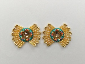 Boucles d'oreilles exquises et minimalistes plaquées or 18 carats, faites à la main, avec des perles de riz Miyuki, design circulaire, boucles d'oreilles à ailes - Product Image 4