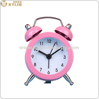 Fabricant Vente en gros Réveil créatif Design moderne Rétroéclairage Mouvement électronique Horloge de bureau à quartz Caractéristiques Calendrier