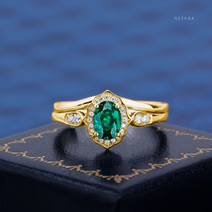 Joyas de esmeralda de oro amarillo sólido de 10K, juego de anillos de novia de 2 piezas, anillo de esmeralda de corte ovalado estilo flor emparejado con banda de boda - Product Image 1